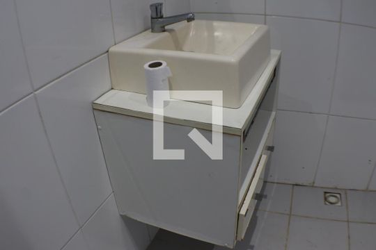 Banheiro de Serviço   de casa à venda com 3 quartos, 650m² em Pechincha, Rio de Janeiro