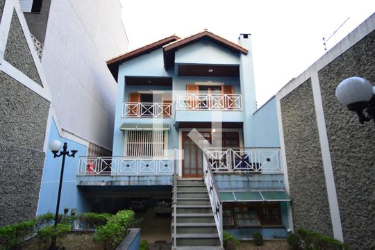 Fachada posterior de casa para alugar com 4 quartos, 479m² em Penha de França, São Paulo