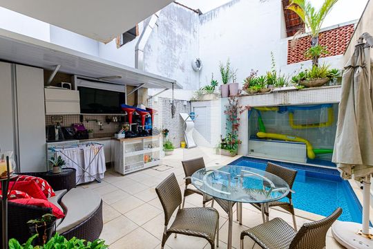 Piscina de casa à venda com 3 quartos, 200m² em São Francisco, Niterói