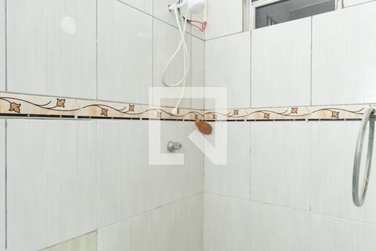 Banheiro (primeiro andar) de casa de condomínio à venda com 4 quartos, 120m² em Parada de Lucas, Rio de Janeiro