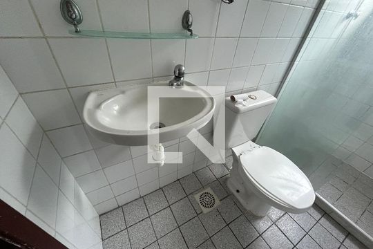 Banheiro de apartamento para alugar com 2 quartos, 70m² em Jardim Sulacap, Rio de Janeiro
