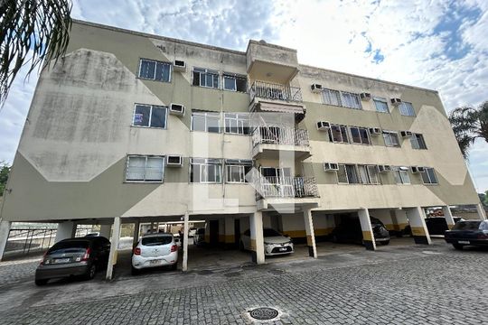 Fachada + plaquinha de apartamento para alugar com 2 quartos, 70m² em Jardim Sulacap, Rio de Janeiro