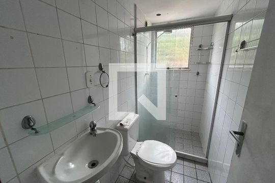 Banheiro de apartamento para alugar com 2 quartos, 70m² em Jardim Sulacap, Rio de Janeiro