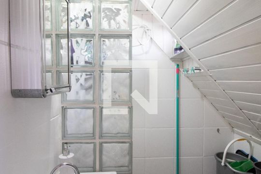 Banheiro de kitnet/studio à venda com 1 quarto, 25m² em Glória, Porto Alegre