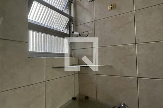 Banheiro de apartamento à venda com 2 quartos, 55m² em Vila Nova, Porto Alegre