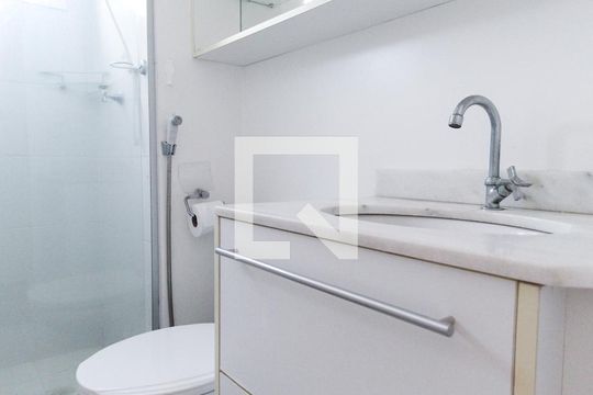 Banheiro da suíte de apartamento para alugar com 3 quartos, 69m² em Vila Ipiranga, Porto Alegre