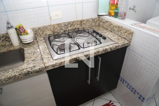 Detalhe cozinha de apartamento para alugar com 2 quartos, 78m² em Vila Caiçara, Praia Grande