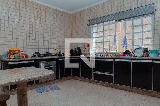 Cozinha de casa para alugar com 3 quartos, 1000m² em Saraiva, Uberlândia