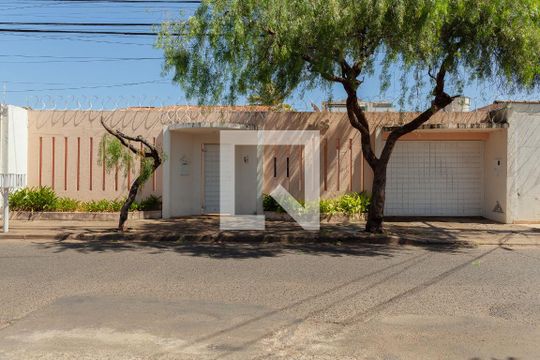 Fachada de casa para alugar com 3 quartos, 1000m² em Saraiva, Uberlândia