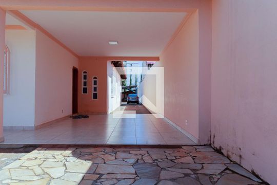 Garagem de casa para alugar com 3 quartos, 1000m² em Saraiva, Uberlândia