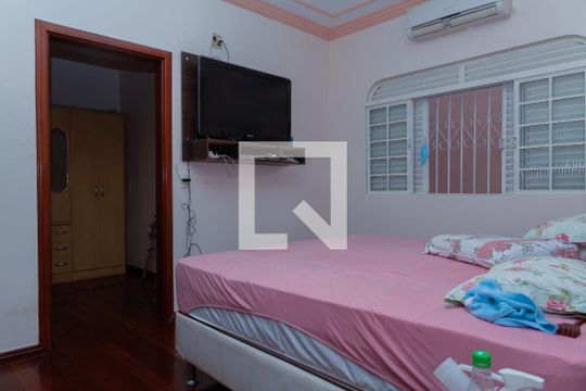 Suíte de casa para alugar com 3 quartos, 1000m² em Saraiva, Uberlândia