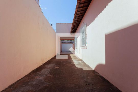 Garagem de casa para alugar com 3 quartos, 1000m² em Saraiva, Uberlândia