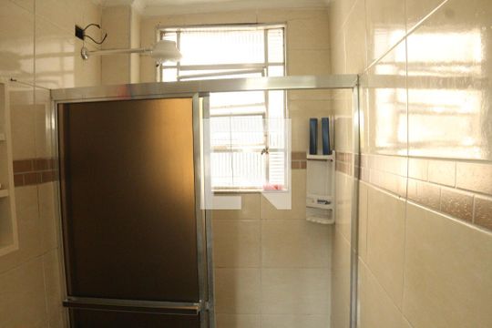 Banheiro de apartamento para alugar com 1 quarto, 48m² em Centro, São Vicente