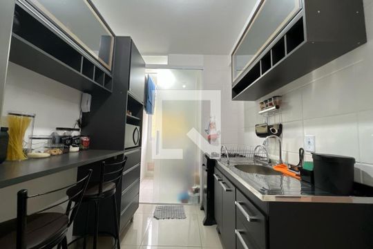 Cozinha de apartamento para alugar com 2 quartos, 50m² em Jardim Monte Alegre, Taboão da Serra