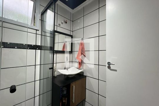 Banheiro de apartamento para alugar com 2 quartos, 50m² em Jardim Monte Alegre, Taboão da Serra