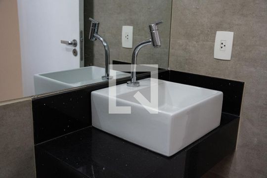 Banheiro de apartamento para alugar com 2 quartos, 49m² em Vila Anastácio, São Paulo