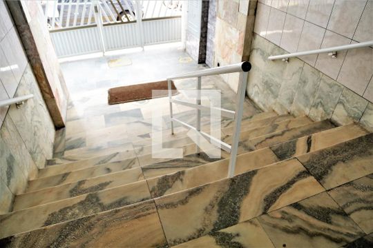 Escada de apartamento para alugar com 1 quarto, 38m² em Aviação, Praia Grande