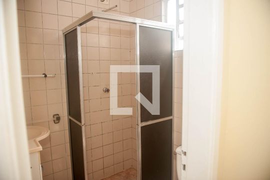 Banheiro de apartamento para alugar com 2 quartos, 56m² em Vila Virgínia, Itaquaquecetuba