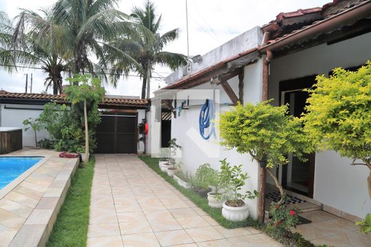 Fachada lateral de casa para alugar com 5 quartos, 506m² em Maracanã, Praia Grande