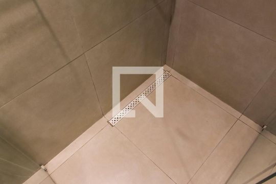 Banheiro de apartamento à venda com 1 quarto, 32m² em Alphaville Industrial, Barueri
