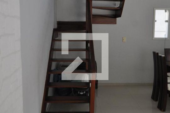 Escada de Acesso ao Segundo Andar de casa à venda com 4 quartos, 490m² em Jacarepaguá, Rio de Janeiro