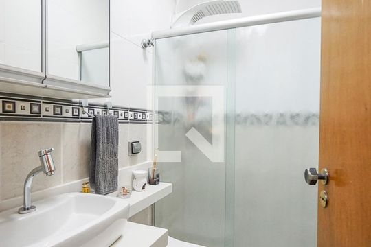 Banheiro social de casa de condomínio à venda com 3 quartos, 150m² em Vila Invernada, São Paulo