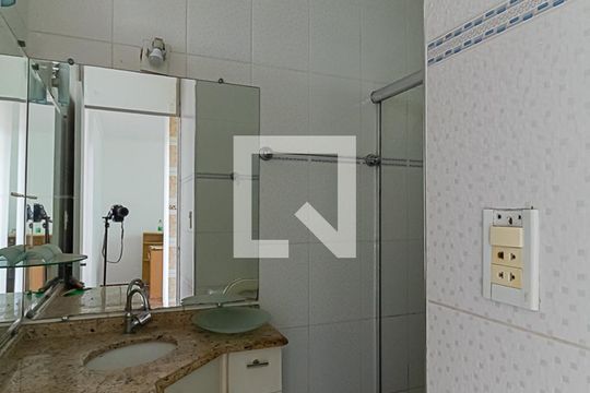 Banheiro de apartamento para alugar com 2 quartos, 50m² em Parque Dourado, Ferraz de Vasconcelos