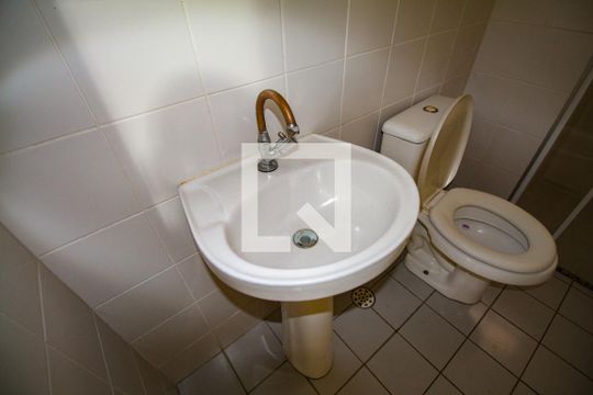 banheiro social de apartamento para alugar com 2 quartos, 50m² em Limão, São Paulo