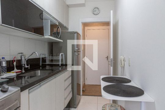 Cozinha de apartamento para alugar com 2 quartos, 45m² em Água Branca, São Paulo