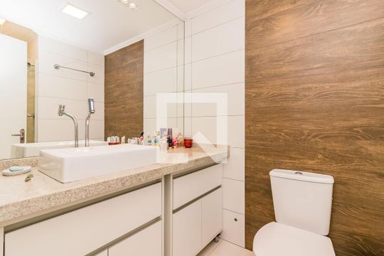 Banheiro de apartamento à venda com 2 quartos, 155m² em Medianeira, Porto Alegre