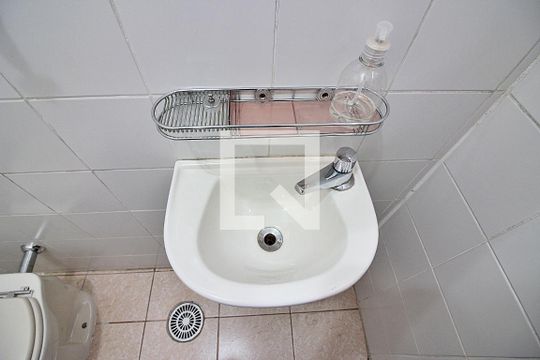 Banheiro de Serviço de apartamento para alugar com 2 quartos, 65m² em Baeta Neves, São Bernardo do Campo