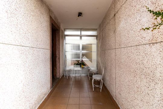 Entrada de casa para alugar com 3 quartos, 180m² em Jardim Patente Novo, São Paulo