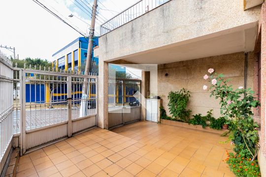 Garagem de casa para alugar com 3 quartos, 180m² em Jardim Patente Novo, São Paulo
