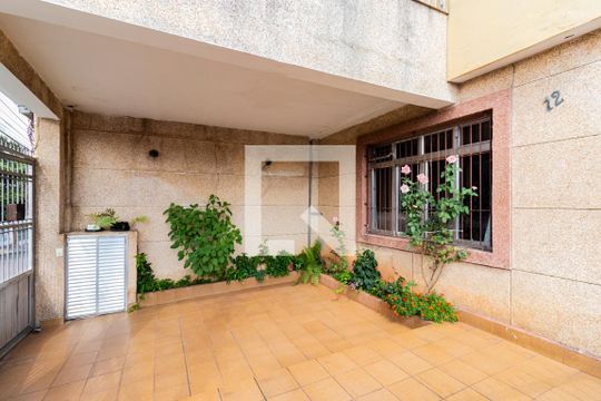 Garagem de casa para alugar com 3 quartos, 180m² em Jardim Patente Novo, São Paulo