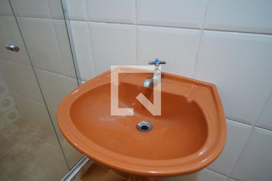Banheiro de kitnet/studio para alugar com 1 quarto, 41m² em Petrópolis, Porto Alegre