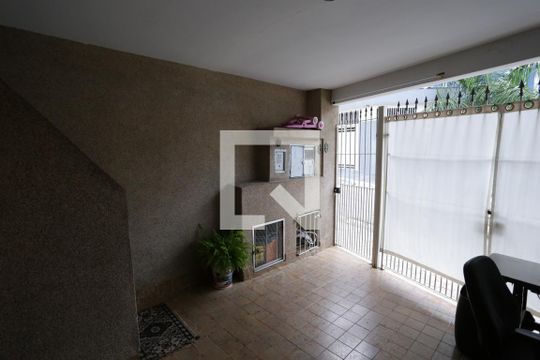 Garagem de casa à venda com 2 quartos, 130m² em Jardim Maringá, São Paulo