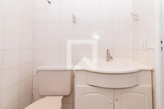 Banheiro de kitnet/studio para alugar com 1 quarto, 40m² em Medianeira, Porto Alegre