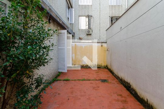 Quintal de apartamento à venda com 1 quarto, 45m² em Partenon, Porto Alegre