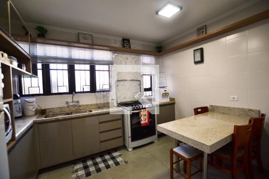 Cozinha de casa de condomínio à venda com 3 quartos, 363m² em Cristal, Porto Alegre
