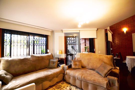 Sala de TV de casa de condomínio à venda com 3 quartos, 363m² em Cristal, Porto Alegre