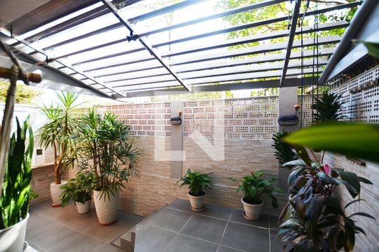 Varanda de casa de condomínio à venda com 3 quartos, 363m² em Cristal, Porto Alegre