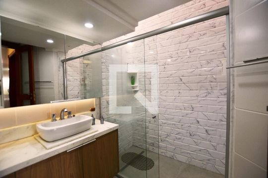 Banheiro da Suíte de casa de condomínio à venda com 3 quartos, 363m² em Cristal, Porto Alegre