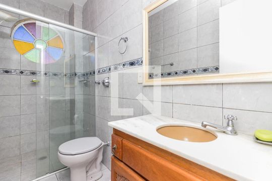 Banheiro de apartamento à venda com 2 quartos, 147m² em Teresópolis, Porto Alegre