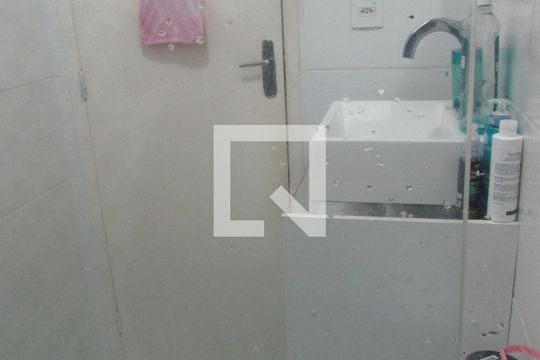 Banheiro de apartamento para alugar com 2 quartos, 50m² em Campo Grande, Rio de Janeiro