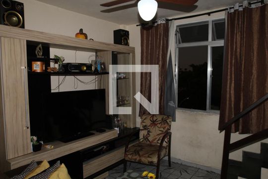 Sala de apartamento à venda com 2 quartos, 60m² em Olaria, Rio de Janeiro