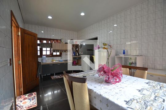 Casa à venda com 2 quartos, 300m² em Hípica, Porto Alegre