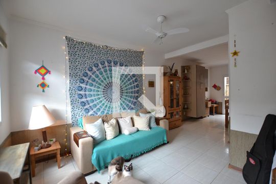 Casa à venda com 2 quartos, 300m² em Hípica, Porto Alegre