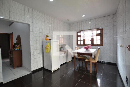 Casa à venda com 2 quartos, 300m² em Hípica, Porto Alegre