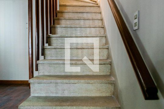 Escadas de casa à venda com 3 quartos, 188m² em Conjunto Residencial Novo Pacaembu, São Paulo