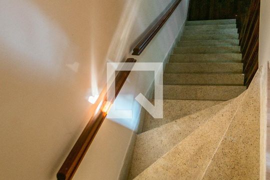 Escadas de casa à venda com 3 quartos, 188m² em Conjunto Residencial Novo Pacaembu, São Paulo